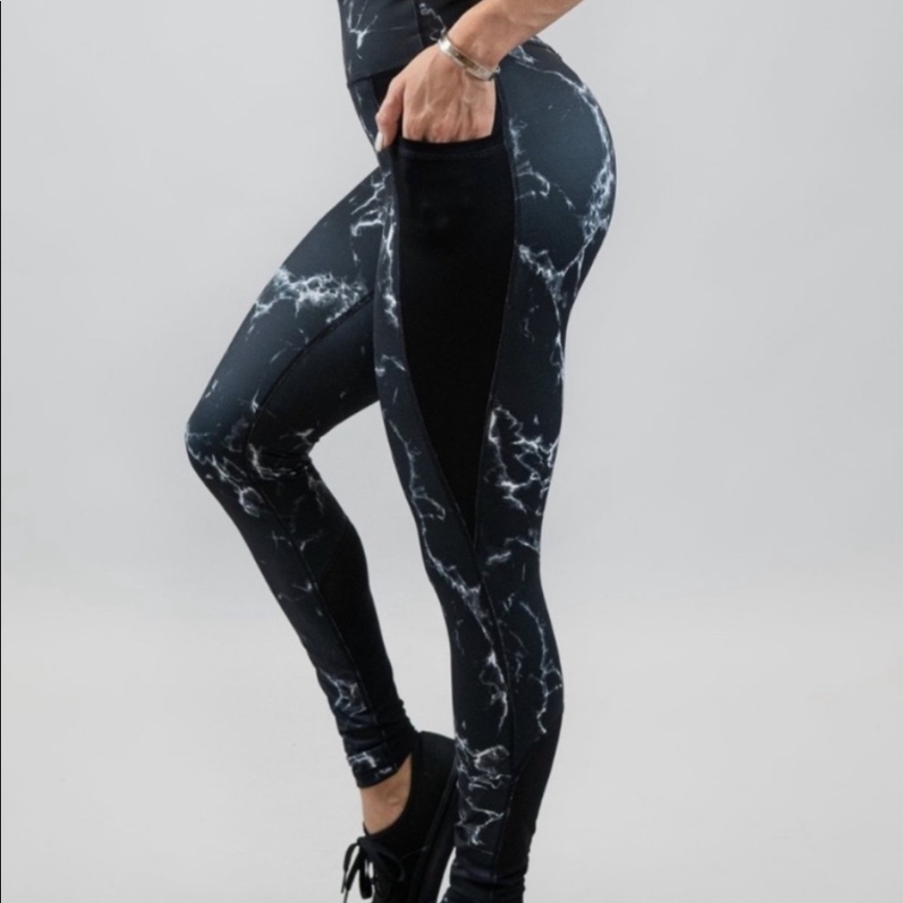 BUFFBUNNY BLACK/WHITE MARBLE LEGGINS Size Small